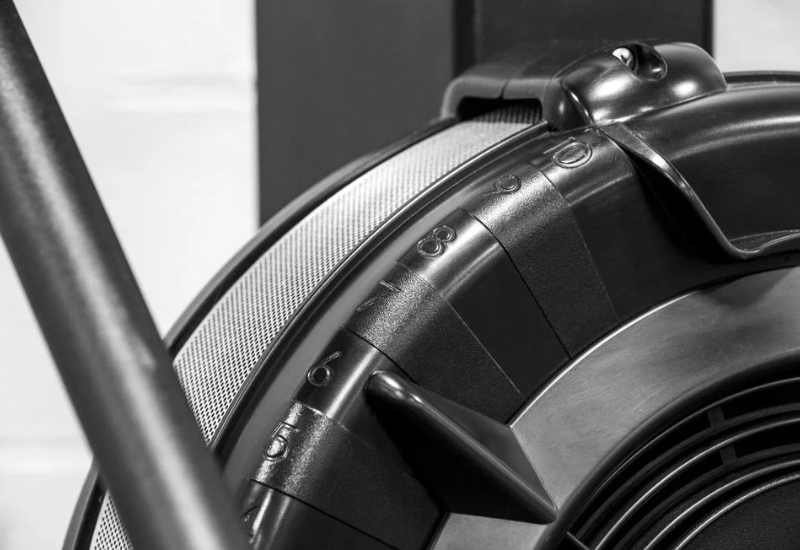 FULL-BODY CROSS-COUNTRY SKI TRAINING WITH AIR-RESISTANCE PRECISION